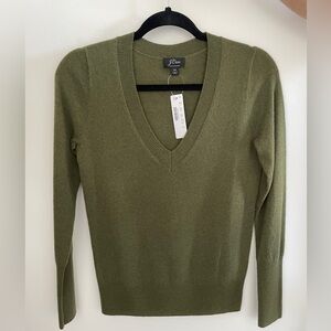 Brand new women’s green cashmere sweater in size XS